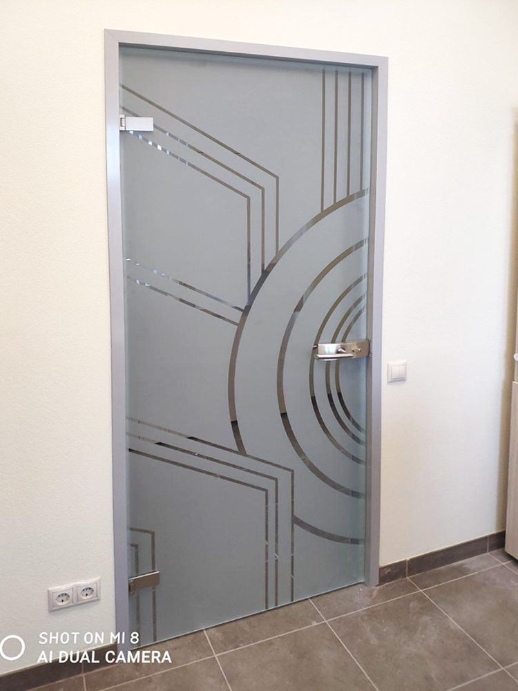 Цельностеклянные двери в алюминиевой коробке на заказ Пермь