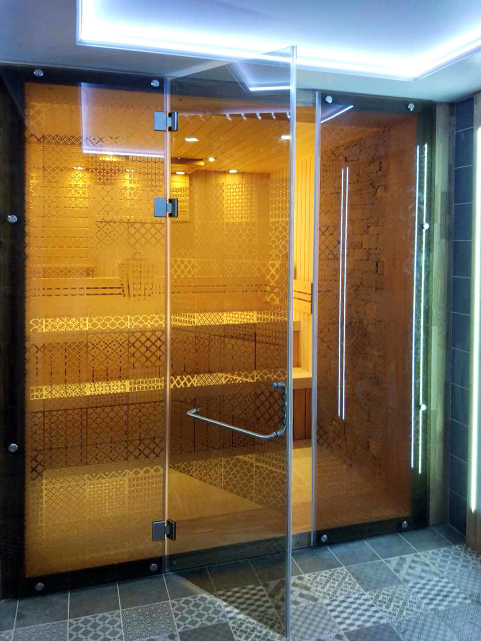 Стеклянные двери для бани