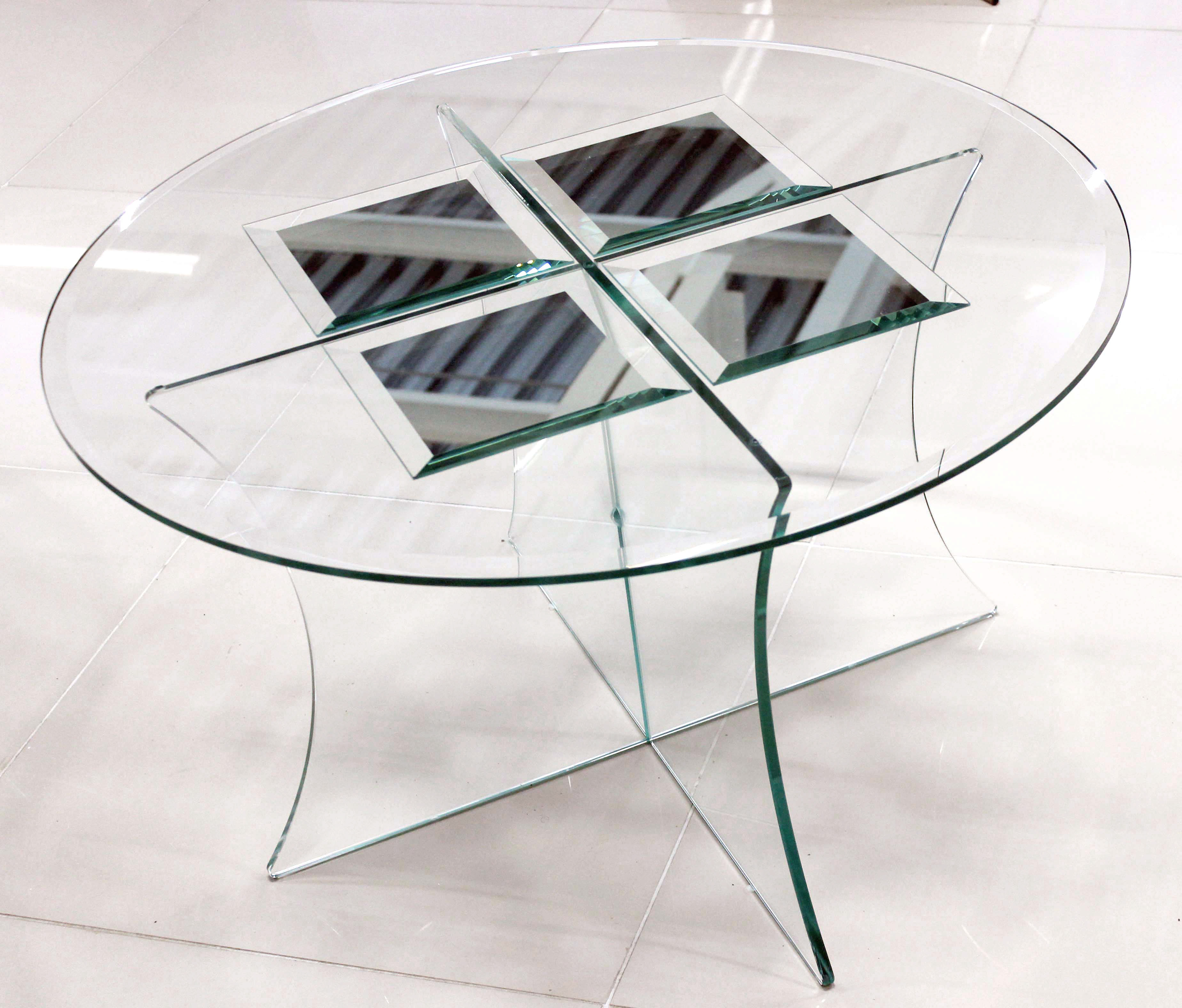 Стеклянный стол с зеркальными элементами